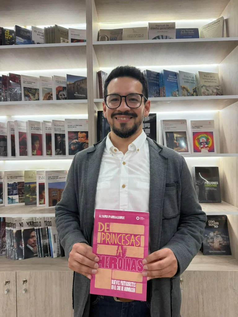 Álvaro Iparraguirre con su libro De Princesas a Heroínas.